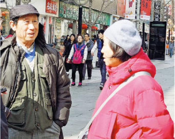 林婆婆(右)認為提案若通過,可降低離婚率,訴訟離婚更嚴格,可令夫妻雙方更加慎重。(明報記者攝) 林婆婆(右)認為提案若通過,可降低離婚率,訴訟離婚更嚴格,可令夫妻雙方更加慎重。(明報記者攝)
