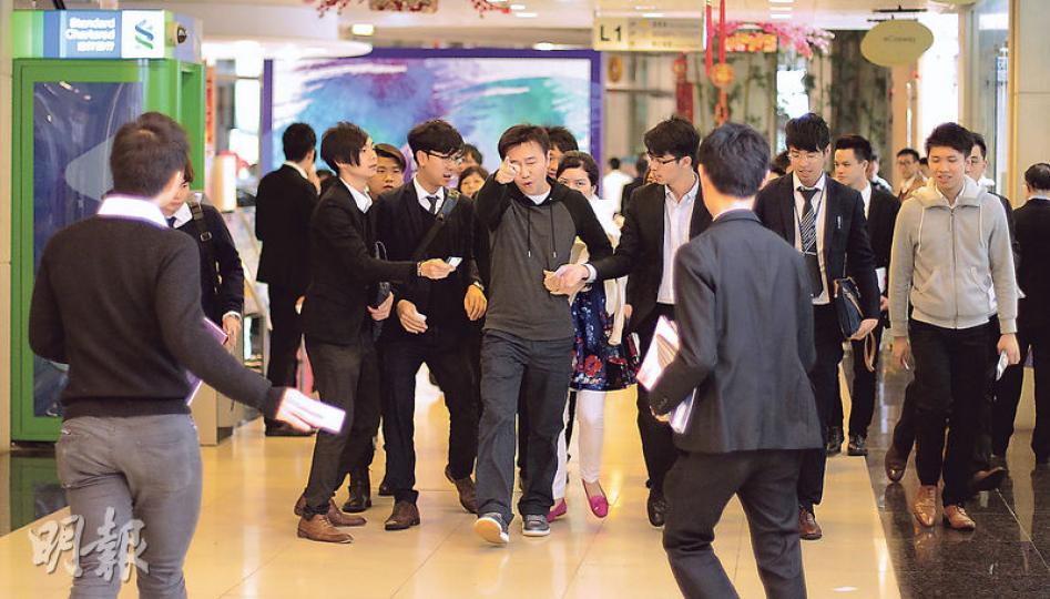 金管局雖然進一步下調供款入息比率,但昨日仍有不少市民來到新盤紅磡悅目的展銷廳,一眾代理紛紛上前搶客。(李澤彤攝)金管局再出招限財務公司做二按、三按。圖為一眾地產代理昨在紅磡新盤「悅目」示範單位門外搶客。(李澤彤攝) 金管局雖然進一步下調供款入息比率,但昨日仍有不少市民來到新盤紅磡悅目的展銷廳,一眾代理紛紛上前搶客。(李澤彤攝)金管局再出招限財務公司做二按、三按。圖為一眾地產代理昨在紅磡新盤「悅目」示範單位門外搶客。(李澤彤攝)