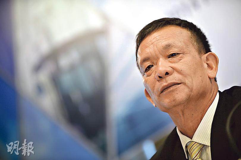 信義玻璃主席兼執行董事李賢義表示,集團能源成本可望降低,預計今年浮法玻璃市場情况會有改善。(余俊亮攝) 信義玻璃主席兼執行董事李賢義表示,集團能源成本可望降低,預計今年浮法玻璃市場情况會有改善。(余俊亮攝)