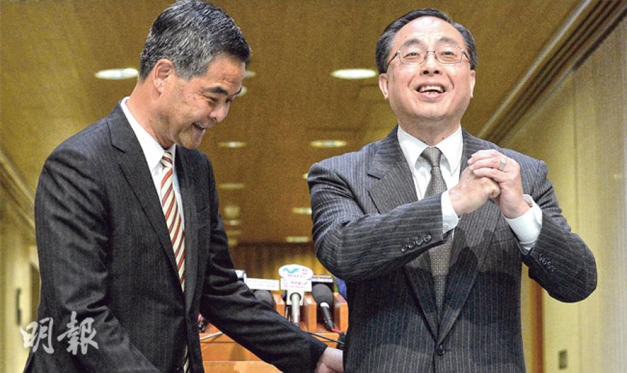 行政長官梁振英(左)與他新委任的創新及科技顧問楊偉雄(右)昨日一起見傳媒,二人站前給傳媒拍照時,由於地上鋪滿各電視台及電台的電線,梁振英示意楊偉雄站好,而楊偉雄面對傳媒追問為何不受薪出任顧問時,一直以抱拳的姿勢回應。(余俊亮攝) 行政長官梁振英(左)與他新委任的創新及科技顧問楊偉雄(右)昨日一起見傳媒,二人站前給傳媒拍照時,由於地上鋪滿各電視台及電台的電線,梁振英示意楊偉雄站好,而楊偉雄面對傳媒追問為何不受薪出任顧問時,一直以抱拳的姿勢回應。(余俊亮攝)