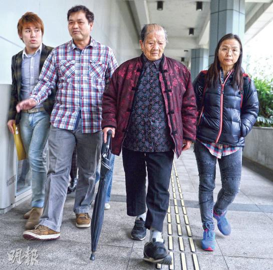 上水八旬女村民劉愛嬌(右二)雖然撐着拐杖,但走路時亦頗敏捷,她由兒子侯太樂(左二)陪同離開法院。(劉焌陶攝) 上水八旬女村民劉愛嬌(右二)雖然撐着拐杖,但走路時亦頗敏捷,她由兒子侯太樂(左二)陪同離開法院。(劉焌陶攝)
