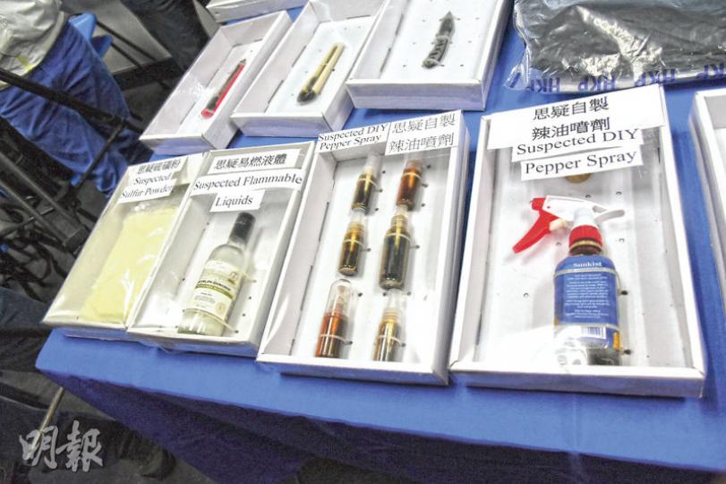 警方於元朗反水貨客行動中,於部分被捕者身上搜出7支大小不同的懷疑自製辣油噴劑,其中一樽以果汁樽配清潔劑噴嘴製成(右一),以及一樽懷疑易燃液(左二)及硫磺粉末(左一)。(鍾炳然攝)元朗分區指揮官韋華高展示一塊以洗衣機蓋製成的盾牌,背面加裝了木板及索帶作為把手,機蓋的能源標籤也沒有撕走。(鍾炳然攝) 警方於元朗反水貨客行動中,於部分被捕者身上搜出7支大小不同的懷疑自製辣油噴劑,其中一樽以果汁樽配清潔劑噴嘴製成(右一),以及一樽懷疑易燃液(左二)及硫磺粉末(左一)。(鍾炳然攝)元朗分區指揮官韋華高展示一塊以洗衣機蓋製成的盾牌,背面加裝了木板及索帶作為把手,機蓋的能源標籤也沒有撕走。(鍾炳然攝)