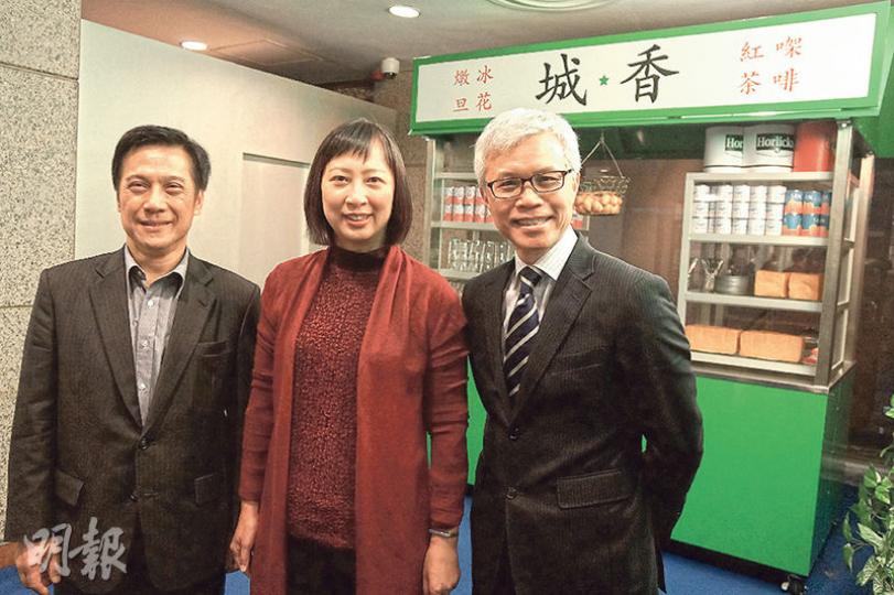 康文署長李美嫦(中)昨聯同新任副署長(文化)吳志華(右)及助理署長(文物及博物館)陳承緯(左),於歷史博物館內今年1月開幕的香城茶室與傳媒會面。署方公布去年19間博物館及文化場館總入場人次逾650萬,其中宮崎駿手稿展有43.5萬人次入場。(余瑋攝) 康文署長李美嫦(中)昨聯同新任副署長(文化)吳志華(右)及助理署長(文物及博物館)陳承緯(左),於歷史博物館內今年1月開幕的香城茶室與傳媒會面。署方公布去年19間博物館及文化場館總入場人次逾650萬,其中宮崎駿手稿展有43.5萬人次入場。(余瑋攝)