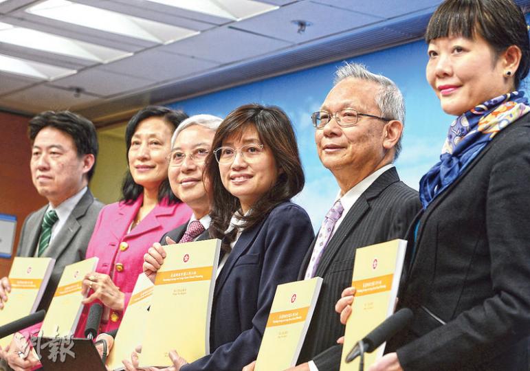 長遠財政計劃工作小組昨日發表第二階段報告,解釋未來基金投資策略。圖為小組成員﹕庫務署長蕭文達(左起)、畢馬威前合伙人王尹巧儀、中大教授廖柏偉、財庫局常秘謝曼怡(主席)、羅兵咸高級顧問王銳強及政府經濟顧問陳李藹倫。(劉焌陶攝) 長遠財政計劃工作小組昨日發表第二階段報告,解釋未來基金投資策略。圖為小組成員﹕庫務署長蕭文達(左起)、畢馬威前合伙人王尹巧儀、中大教授廖柏偉、財庫局常秘謝曼怡(主席)、羅兵咸高級顧問王銳強及政府經濟顧問陳李藹倫。(劉焌陶攝)