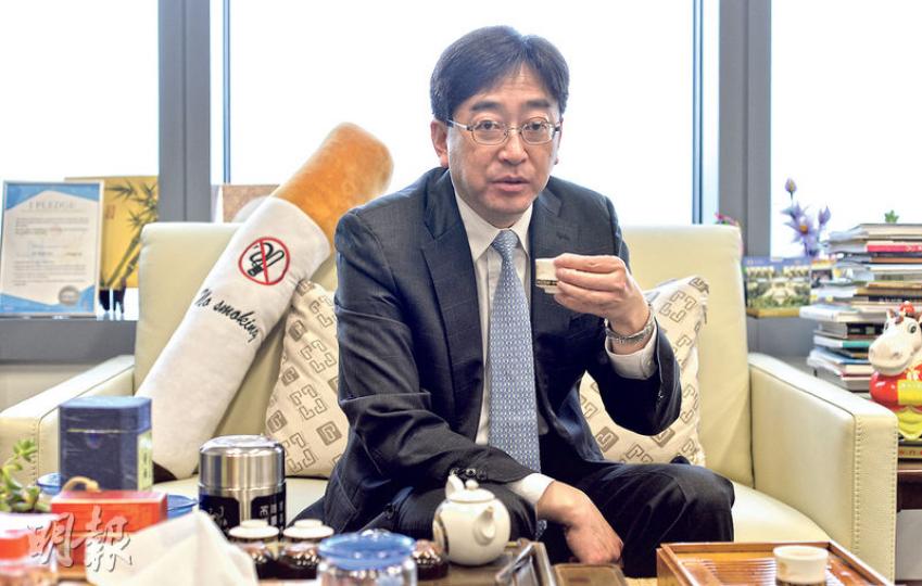 食物及衛生局長高永文接受本報專訪時稱,政府預留100億元基金維持公私營協作計劃,可涵蓋「排長龍」的非緊急手術,包括大腸癌篩檢所需的照腸鏡等。幾乎每天工作的高永文稱每日只睡五六小時,平日愛飲茶提神。(余俊亮攝) 食物及衛生局長高永文接受本報專訪時稱,政府預留100億元基金維持公私營協作計劃,可涵蓋「排長龍」的非緊急手術,包括大腸癌篩檢所需的照腸鏡等。幾乎每天工作的高永文稱每日只睡五六小時,平日愛飲茶提神。(余俊亮攝)
