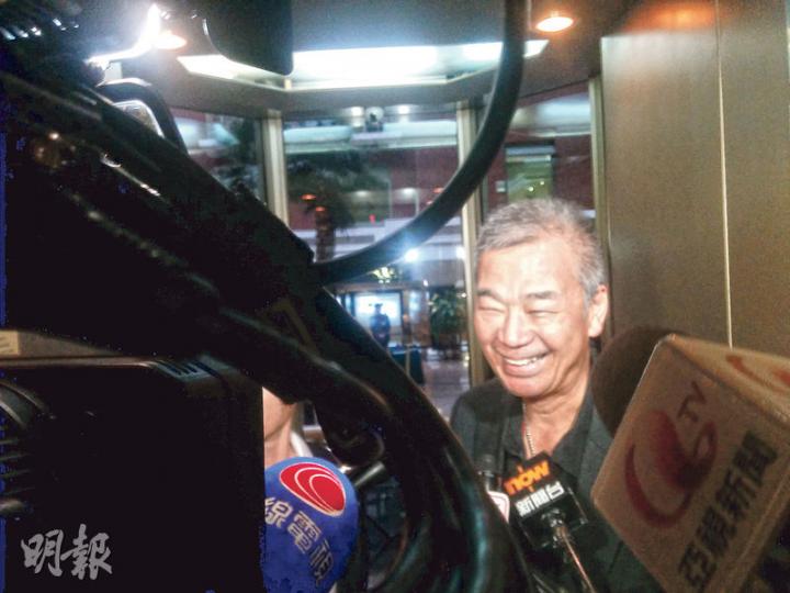 本身為政協嘅湯顯明,噚日現身北京酒店,準備今日出席政協會,當然被一眾傳媒追訪。(梁卓怡北京攝) 本身為政協嘅湯顯明,噚日現身北京酒店,準備今日出席政協會,當然被一眾傳媒追訪。(梁卓怡北京攝)