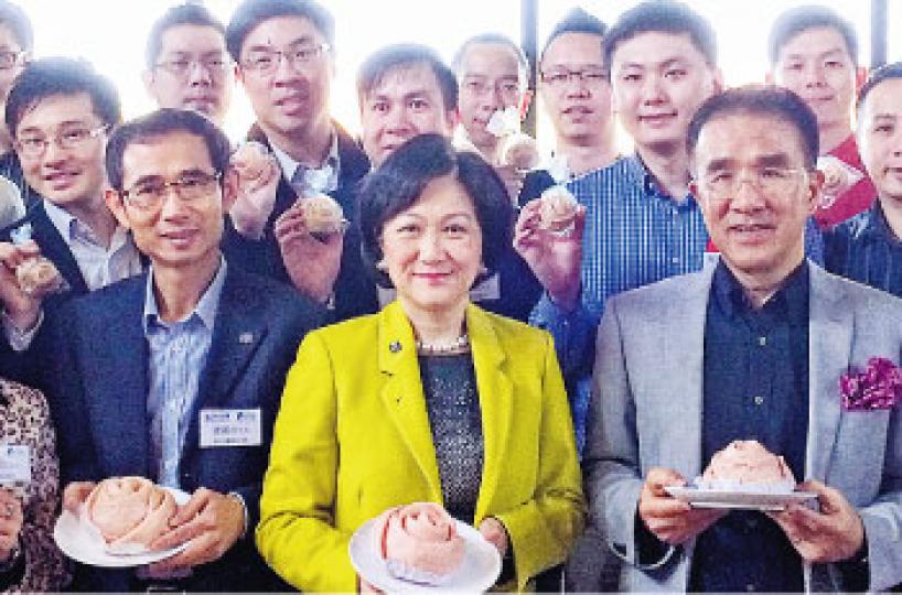 新民黨主席葉劉淑儀(中)、副主席田北辰(右)及潘國山(左),與一眾區議員及黨友,向記者送上「玫瑰花卷」拜年,話今時今日嘅女性,要政治平權亦要麵包。 (黃振豪攝) 新民黨主席葉劉淑儀(中)、副主席田北辰(右)及潘國山(左),與一眾區議員及黨友,向記者送上「玫瑰花卷」拜年,話今時今日嘅女性,要政治平權亦要麵包。 (黃振豪攝)
