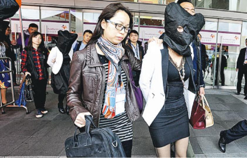 內地女子昨佯裝買家到亞博館的珠寶展,企圖以假鑽偷龍轉鳳偷鑽石,惟被機警職員識破,警到場拘捕女賊,但一枚價值約50萬元的3卡鑽石仍下落不明。(衛永康攝)6名內地女子昨在珠寶展企圖偷取鑽石遭警方拘捕,警方展示檢獲的假鑽。(衛永康攝) 內地女子昨佯裝買家到亞博館的珠寶展,企圖以假鑽偷龍轉鳳偷鑽石,惟被機警職員識破,警到場拘捕女賊,但一枚價值約50萬元的3卡鑽石仍下落不明。(衛永康攝)6名內地女子昨在珠寶展企圖偷取鑽石遭警方拘捕,警方展示檢獲的假鑽。(衛永康攝)