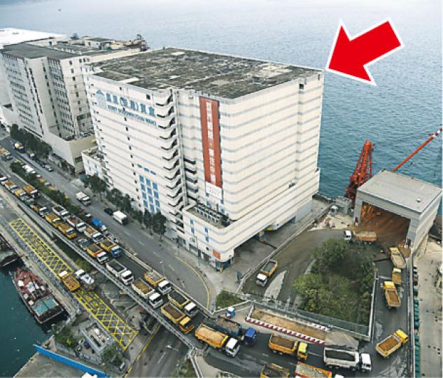 嘉里物流早前向城規會提交申請,將嘉里(柴灣)貨倉改建為骨灰龕(箭嘴示),但鄰近的躉船轉運站(圖右)卻因港島東私人發展項目增加,令卸載拆建物料的泥頭車進出量大增,導致一帶經常塞車。(張景寧攝) 嘉里物流早前向城規會提交申請,將嘉里(柴灣)貨倉改建為骨灰龕(箭嘴示),但鄰近的躉船轉運站(圖右)卻因港島東私人發展項目增加,令卸載拆建物料的泥頭車進出量大增,導致一帶經常塞車。(張景寧攝)