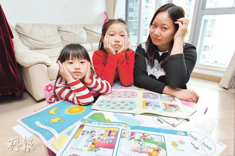 親子功課 苦了家長 (林俊源攝)幼稚園的功課大都是「親子功課」,有時候是一個學習主題的總結,只是家長沒有跟隨孩子上課,所以或會認為內容艱深。(林俊源攝) 親子功課 苦了家長 (林俊源攝)幼稚園的功課大都是「親子功課」,有時候是一個學習主題的總結,只是家長沒有跟隨孩子上課,所以或會認為內容艱深。(林俊源攝)