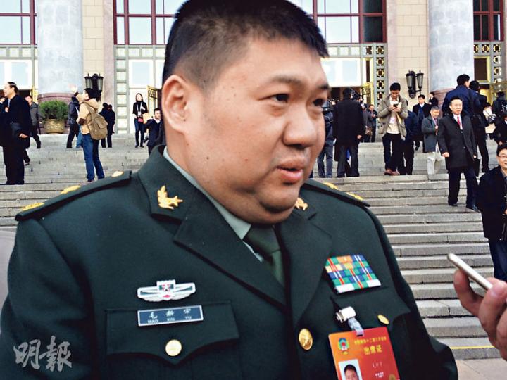 毛新宇面對記者時還是侃侃而談,他說擁護中央軍委和黨中央的軍隊反腐,並呼籲加強對國民的國防教育。(明報記者攝) 毛新宇面對記者時還是侃侃而談,他說擁護中央軍委和黨中央的軍隊反腐,並呼籲加強對國民的國防教育。(明報記者攝)