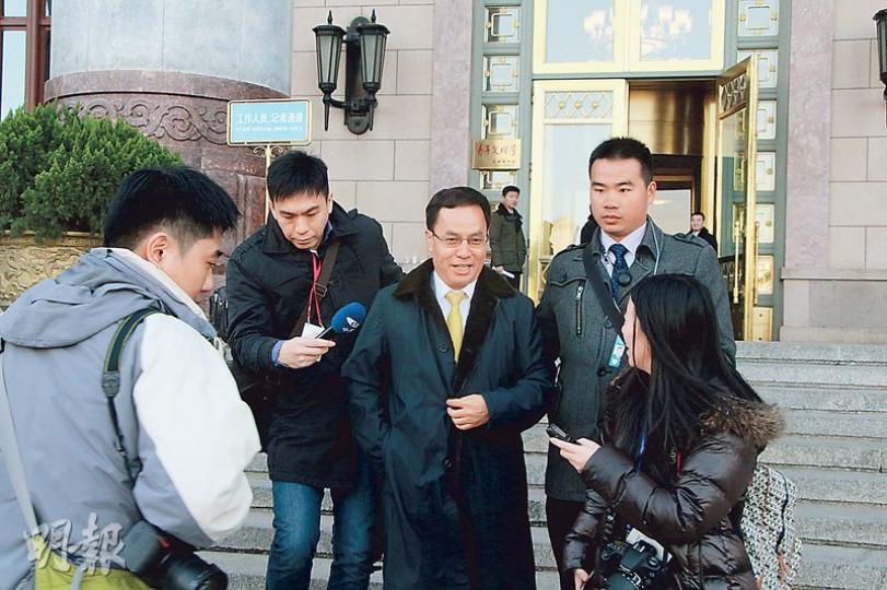 李河君(左三)昨日在北京出席兩會會議,面對近日環保議題成為焦點,他稱即使沒有柴靜事件,亦會積極發展光伏一體化。(陳子凌攝) 李河君(左三)昨日在北京出席兩會會議,面對近日環保議題成為焦點,他稱即使沒有柴靜事件,亦會積極發展光伏一體化。(陳子凌攝)