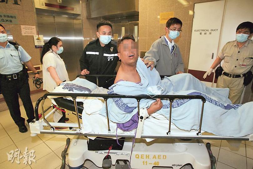 涉嫌連出9拳狂毆警員的巴基斯坦裔男子,疑患有精神病,送院時遭五花大綁,不斷大叫大嚷。 (伍浦鋒攝) 涉嫌連出9拳狂毆警員的巴基斯坦裔男子,疑患有精神病,送院時遭五花大綁,不斷大叫大嚷。 (伍浦鋒攝)