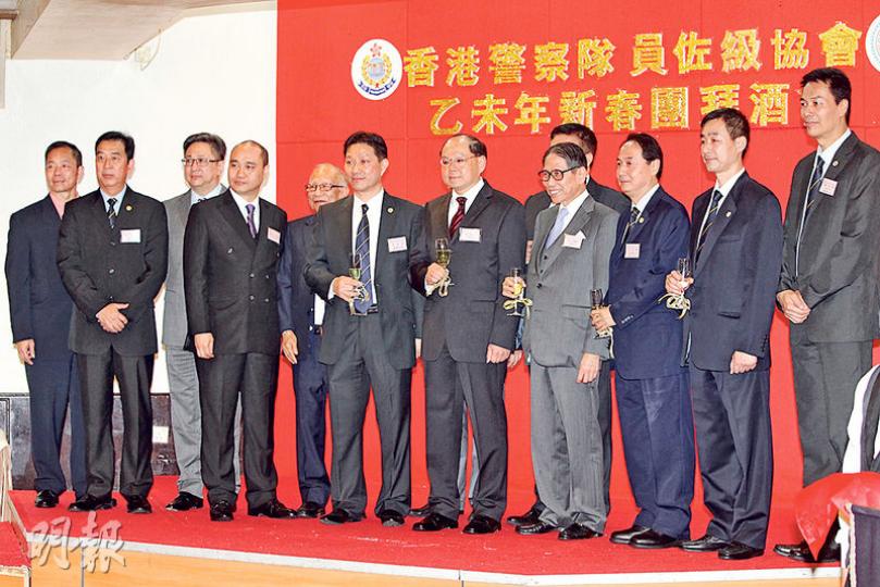警務處長曾偉雄(右二)噚日出席警察隊員佐級協會新春團拜酒會,相信係佢退休前最後一次。同佢一齊上台祝酒嘅有榮譽會長梁智鴻(右一)、主席陳祖光(右三)同副處長盧偉聰(後左一)。(林俊源攝) 警務處長曾偉雄(右二)噚日出席警察隊員佐級協會新春團拜酒會,相信係佢退休前最後一次。同佢一齊上台祝酒嘅有榮譽會長梁智鴻(右一)、主席陳祖光(右三)同副處長盧偉聰(後左一)。(林俊源攝)