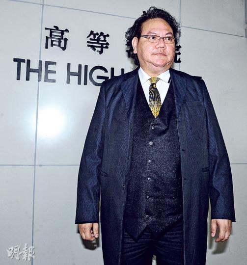 身形高大的萬振成作供時自稱身為教徒,應該要原諒他人,所以沒想過向任何人追究被控刑毁的事件。(劉焌陶攝)案中被告之一侯志強(圖)昨午到庭準備作供,不過最終白坐了一個下午,他將於今早出庭作供,昨離開高院時表現「風騷」。(李紹昌攝) 身形高大的萬振成作供時自稱身為教徒,應該要原諒他人,所以沒想過向任何人追究被控刑毁的事件。(劉焌陶攝)案中被告之一侯志強(圖)昨午到庭準備作供,不過最終白坐了一個下午,他將於今早出庭作供,昨離開高院時表現「風騷」。(李紹昌攝)