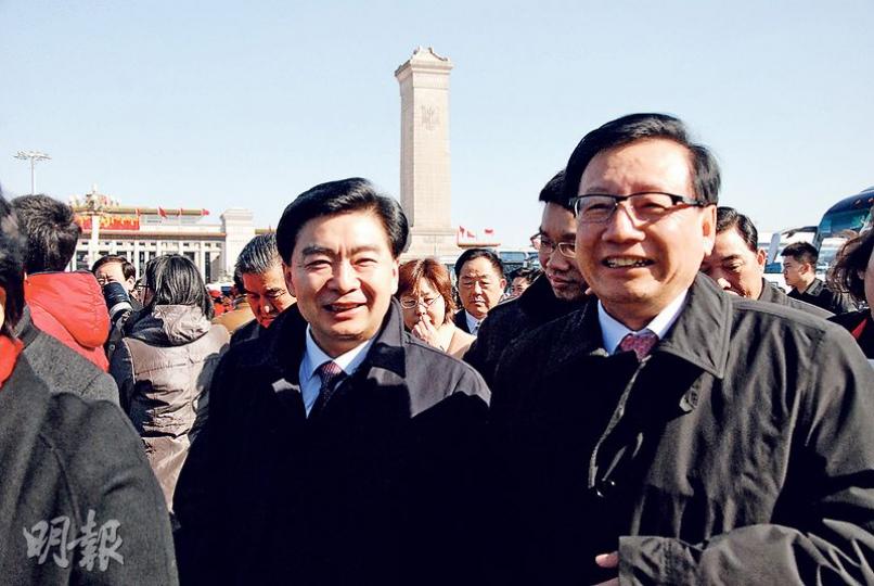 廣東省政協主席、深圳前市委書記王榮(前左)昨日出席政協會議,回應一簽多行問題時說﹕「深港政府對這一類問題保持着商量的階段,最終要由中央政府決定。一旦中央政府作出任何調整的決定,深圳方面會予以執行和配合。」(蔡志旭攝) 廣東省政協主席、深圳前市委書記王榮(前左)昨日出席政協會議,回應一簽多行問題時說﹕「深港政府對這一類問題保持着商量的階段,最終要由中央政府決定。一旦中央政府作出任何調整的決定,深圳方面會予以執行和配合。」(蔡志旭攝)
