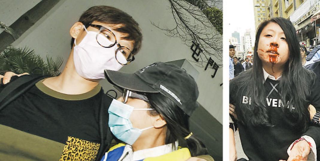 被指在「光復元朗」期間襲警的女被告吳麗英(左圖右),被傳媒拍攝到當日被警方帶離現場時受傷兼口鼻有血(右圖)。她昨向法庭投訴遭警員推倒在地受傷,裁判官提議她可向警察投訴課投訴。(李紹昌攝) 被指在「光復元朗」期間襲警的女被告吳麗英(左圖右),被傳媒拍攝到當日被警方帶離現場時受傷兼口鼻有血(右圖)。她昨向法庭投訴遭警員推倒在地受傷,裁判官提議她可向警察投訴課投訴。(李紹昌攝)