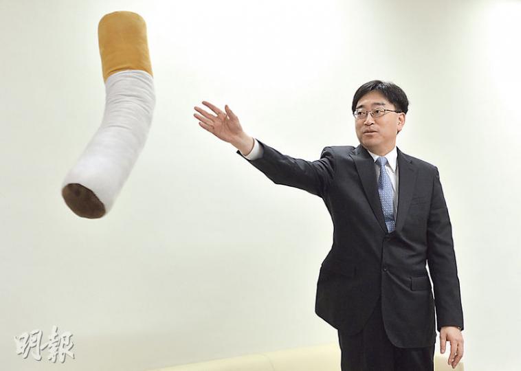 高永文今年在年宵買了一個寫着「no smoking」的香煙抱枕,對於今年財政預算案未有加煙稅,他稱是否加煙稅會考慮市民承擔能力。(余俊亮攝) 高永文今年在年宵買了一個寫着「no smoking」的香煙抱枕,對於今年財政預算案未有加煙稅,他稱是否加煙稅會考慮市民承擔能力。(余俊亮攝)