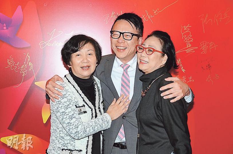 鮑起靜(左起)、葉家寶與黃文慧於晚宴碰頭敘舊。(攝影:鍾偉茵) 鮑起靜(左起)、葉家寶與黃文慧於晚宴碰頭敘舊。(攝影:鍾偉茵)