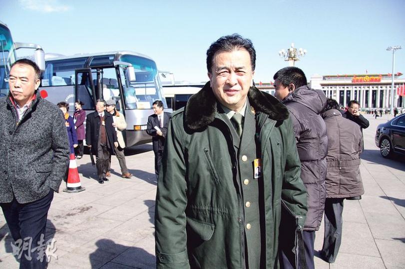 著名軍中諧星黃宏昨日被免去八一電影製片廠廠長職務,圖為他前日出席政協開幕大會。(明報記者攝) 著名軍中諧星黃宏昨日被免去八一電影製片廠廠長職務,圖為他前日出席政協開幕大會。(明報記者攝)