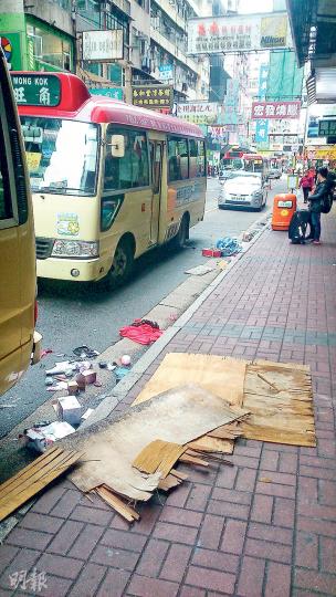 一名女子情緒失控從高處掟下物件,散落行車線上。警方一度封鎖涉事路段,多條小巴線受影響。(林智傑攝) 一名女子情緒失控從高處掟下物件,散落行車線上。警方一度封鎖涉事路段,多條小巴線受影響。(林智傑攝)