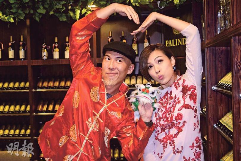 彭懷安(左)與朱慧敏(右)即將攜手踏入人生新階段,幸福甜蜜。(攝影:陳釗)朱慧敏(左)與彭懷安(右)一起享受入廚樂。(攝影:陳釗)朱慧敏努力學廚,希望做個好老婆。(攝影:陳釗)朱慧敏炮製一道乾燒蝦球,未婚夫彭懷安當然甜入心。(攝影:陳釗) 彭懷安(左)與朱慧敏(右)即將攜手踏入人生新階段,幸福甜蜜。(攝影:陳釗)朱慧敏(左)與彭懷安(右)一起享受入廚樂。(攝影:陳釗)朱慧敏努力學廚,希望做個好老婆。(攝影:陳釗)朱慧敏炮製一道乾燒蝦球,未婚夫彭懷安當然甜入心。(攝影:陳釗)