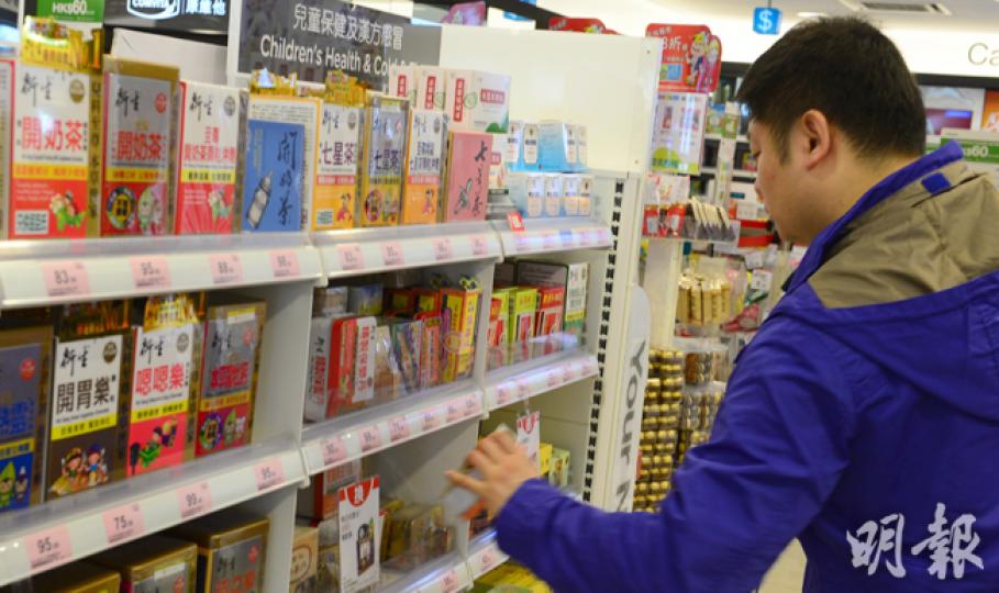 本報比較坊間6款中草藥產品,包括5款七星茶及開奶茶產品,當中只有「衍生」旗下「至尊精裝七星茶顆粒沖劑」註冊為中成藥,成分相近的「余仁生七星茶」卻沒有註冊。(劉焌陶攝) 本報比較坊間6款中草藥產品,包括5款七星茶及開奶茶產品,當中只有「衍生」旗下「至尊精裝七星茶顆粒沖劑」註冊為中成藥,成分相近的「余仁生七星茶」卻沒有註冊。(劉焌陶攝)