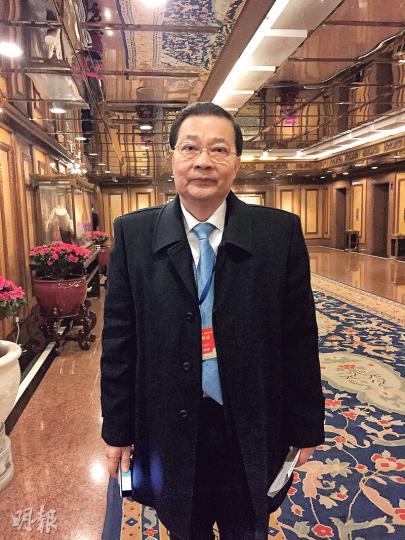 民建聯主席譚耀宗噚日喺北京出席政協活動,都仲係著住整齊西裝。(何曉勤攝) 民建聯主席譚耀宗噚日喺北京出席政協活動,都仲係著住整齊西裝。(何曉勤攝)