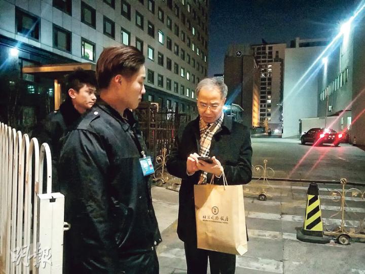 饒戈平(右)前日喺4℃寒風下,喺酒店門口同保安人員(左)理論,爭取帶記者入內採訪,結果搞咗50分鐘保安先肯放行,畀記者入酒店同佢傾偈。(梁卓怡攝) 饒戈平(右)前日喺4℃寒風下,喺酒店門口同保安人員(左)理論,爭取帶記者入內採訪,結果搞咗50分鐘保安先肯放行,畀記者入酒店同佢傾偈。(梁卓怡攝)