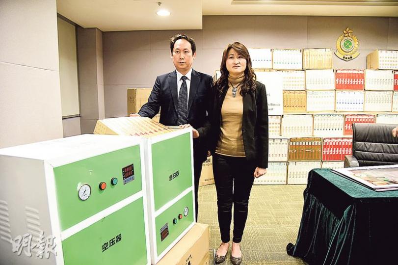 海關人員揭發私梟把鐵箱改裝成空氣壓縮機,但製作手法「太假」,關員一眼識破,揭開後發現內裏載着走私香煙。(鍾炳然攝) 海關人員揭發私梟把鐵箱改裝成空氣壓縮機,但製作手法「太假」,關員一眼識破,揭開後發現內裏載着走私香煙。(鍾炳然攝)