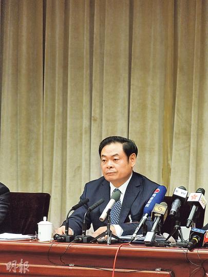 王儒林是山西發生連串貪腐案後才從吉林省「空降」的「救火隊長」,他昨日形容山西腐敗案是「一坨一坨的」。(明報記者攝) 王儒林是山西發生連串貪腐案後才從吉林省「空降」的「救火隊長」,他昨日形容山西腐敗案是「一坨一坨的」。(明報記者攝)