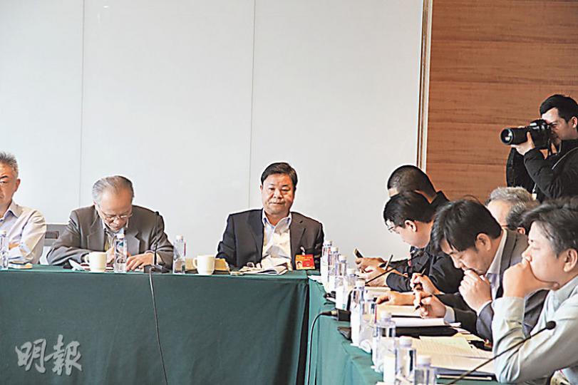 全國政協發言人呂新華(中),昨天否認查令計劃案是針對前國家主席胡錦濤。(明報記者攝) 全國政協發言人呂新華(中),昨天否認查令計劃案是針對前國家主席胡錦濤。(明報記者攝)