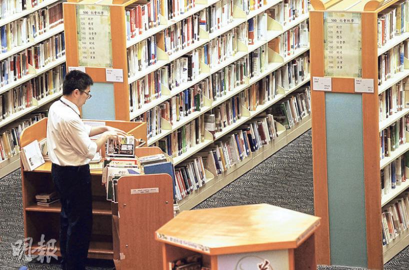 康文署轄下公共圖書館外判商「泰匯亞洲」昨日突然停業,全港33所圖書館的資料整理及上架服務受影響,包括圖中的中央圖書館。康文署指圖書館已緊急調配人手,以維持整體服務不受影響。(胡景禧攝) 康文署轄下公共圖書館外判商「泰匯亞洲」昨日突然停業,全港33所圖書館的資料整理及上架服務受影響,包括圖中的中央圖書館。康文署指圖書館已緊急調配人手,以維持整體服務不受影響。(胡景禧攝)