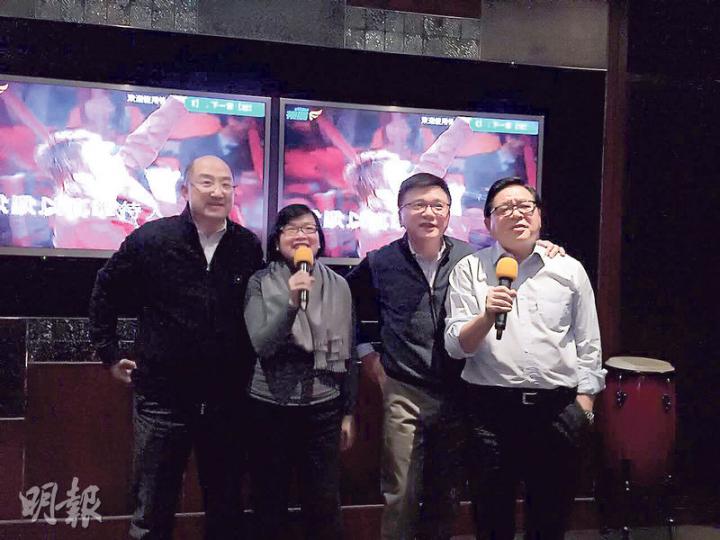 喺經民聯林健鋒(右一)安排下,譚志源(左起)、許曉暉、陳家強前晚同記者消夜,4個人仲忍唔住大展歌喉。(何曉勤攝) 喺經民聯林健鋒(右一)安排下,譚志源(左起)、許曉暉、陳家強前晚同記者消夜,4個人仲忍唔住大展歌喉。(何曉勤攝)