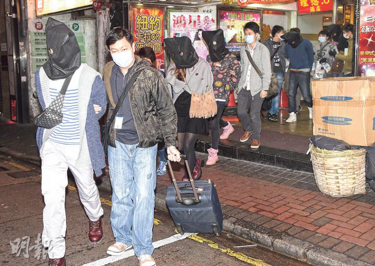 警方在油麻地一間賓館拘捕5名涉及毒品的男女,當中包括2名香港女子及3名外籍男子,各人蒙頭帶署。(蔡方山攝) 警方在油麻地一間賓館拘捕5名涉及毒品的男女,當中包括2名香港女子及3名外籍男子,各人蒙頭帶署。(蔡方山攝)