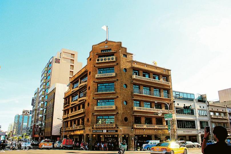 林百貨是日治時期建築,建於1932年,二次大戰後,先後化身製鹽總廠、空軍單位、軍眷宿舍及警署等,1998年列為台南市古蹟,直至去年百貨店重新開業,昔日風華,呈現眼前。(蔡俊業攝)(明報製圖) 林百貨是日治時期建築,建於1932年,二次大戰後,先後化身製鹽總廠、空軍單位、軍眷宿舍及警署等,1998年列為台南市古蹟,直至去年百貨店重新開業,昔日風華,呈現眼前。(蔡俊業攝)(明報製圖)