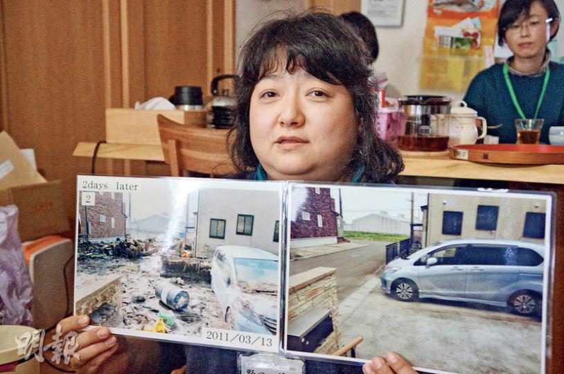 地震和海嘯的經歷,野口徑子(圖)記憶猶新,她說現在仍很抗拒收看電視台播放當時海嘯畫面,開車過河時也會緊張。她手持的是震後兩天自家後院狀况圖片,只見堆滿垃圾、淤泥和雜物。(林迎攝)宮城居民萬城目美和子憶述舊事時不禁哽咽,她的母親因為恐懼,不敢搬回原址居住。(林迎攝) 地震和海嘯的經歷,野口徑子(圖)記憶猶新,她說現在仍很抗拒收看電視台播放當時海嘯畫面,開車過河時也會緊張。她手持的是震後兩天自家後院狀况圖片,只見堆滿垃圾、淤泥和雜物。(林迎攝)宮城居民萬城目美和子憶述舊事時不禁哽咽,她的母親因為恐懼,不敢搬回原址居住。(林迎攝)