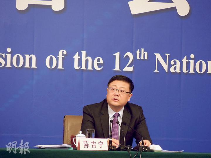 環保部長陳吉寧昨日舉行上任以來的首場記者會,他表示中國的環境問題已經成為實現全面小康的樽頸問題。(明報記者攝) 環保部長陳吉寧昨日舉行上任以來的首場記者會,他表示中國的環境問題已經成為實現全面小康的樽頸問題。(明報記者攝)