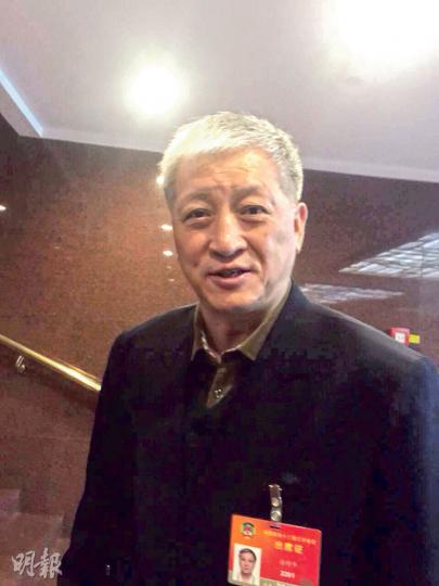 全國政協委員、香港創律集團主席徐增平雖一頭銀髮,但精神矍鑠。(明報記者攝) 全國政協委員、香港創律集團主席徐增平雖一頭銀髮,但精神矍鑠。(明報記者攝)
