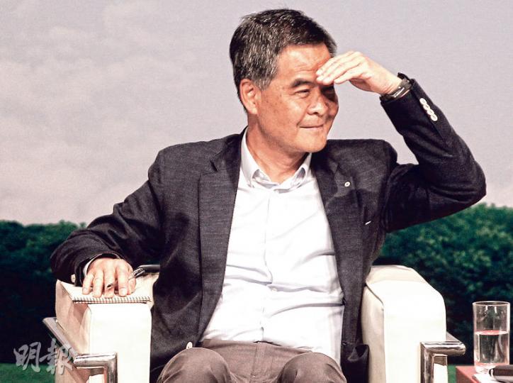 特首梁振英昨在青年峰會上,被中五學生批評他於北京談「一簽多行」時稱「要平衡內地居民來港旅遊的需要」,質疑梁不以港人為先,與競選宗旨「南轅北轍」。(李紹昌攝)批評特首「背信棄義」的中五學生李卓峰,指梁振英的回應輕佻,沒有正面回應港人調整「一簽多行」訴求。他又笑言,梁回應時沒有回望他,以他參與辯論隊經驗,或因對方理虧所致。(李紹昌攝) 特首梁振英昨在青年峰會上,被中五學生批評他於北京談「一簽多行」時稱「要平衡內地居民來港旅遊的需要」,質疑梁不以港人為先,與競選宗旨「南轅北轍」。(李紹昌攝)批評特首「背信棄義」的中五學生李卓峰,指梁振英的回應輕佻,沒有正面回應港人調整「一簽多行」訴求。他又笑言,梁回應時沒有回望他,以他參與辯論隊經驗,或因對方理虧所致。(李紹昌攝)