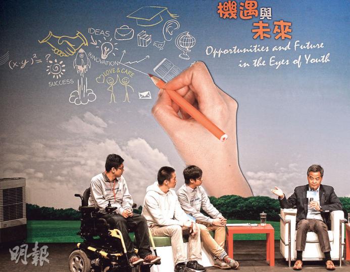 特首梁振英(右一)昨日在柴灣廣場出席青年峰會,提到有青年以激進方式表達個人意見,若行動違法,可以法律手段懲處,又說若由激進者主導社會或擔當領導人,都不是社會之福。(李紹昌攝) 特首梁振英(右一)昨日在柴灣廣場出席青年峰會,提到有青年以激進方式表達個人意見,若行動違法,可以法律手段懲處,又說若由激進者主導社會或擔當領導人,都不是社會之福。(李紹昌攝)