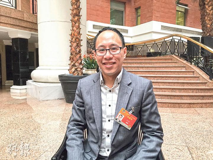 全國政協委員李文俊建議教育局把《基本法》與憲法課題放入中學考試內,令教師及學生對憲法「唔學、唔教都唔得」。(何曉勤攝) 全國政協委員李文俊建議教育局把《基本法》與憲法課題放入中學考試內,令教師及學生對憲法「唔學、唔教都唔得」。(何曉勤攝)
