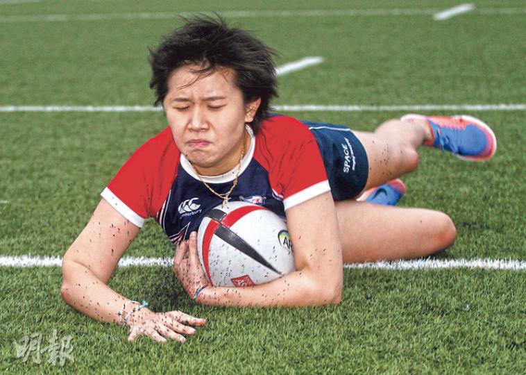 蔡婷身穿短袖欖球運動服及短褲到達京士柏球場,重踏去年意外發生的比賽地點,接受本報訪問時模擬達陣動作。20歲的她經歷頭部重創,走過艱苦的復康路,現時不被允許參與訓練,少有機會帶球達陣,她後來改為參加非撞式欖球,重拾滿足感。(李紹昌攝) 蔡婷身穿短袖欖球運動服及短褲到達京士柏球場,重踏去年意外發生的比賽地點,接受本報訪問時模擬達陣動作。20歲的她經歷頭部重創,走過艱苦的復康路,現時不被允許參與訓練,少有機會帶球達陣,她後來改為參加非撞式欖球,重拾滿足感。(李紹昌攝)