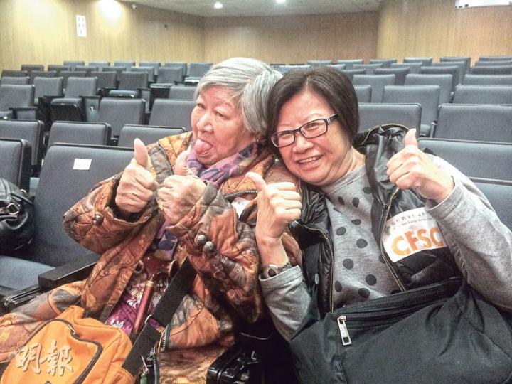 聯合醫院與基督教家庭服務中心合辦「認知訓練課程」。參加者馮婆婆(左)經治療後情緒改善最顯著,其女兒(右)指母親重拾昔日的開朗性格,現在亦少有向她發脾氣,減輕了她照顧時的壓力。(朱家怡攝) 聯合醫院與基督教家庭服務中心合辦「認知訓練課程」。參加者馮婆婆(左)經治療後情緒改善最顯著,其女兒(右)指母親重拾昔日的開朗性格,現在亦少有向她發脾氣,減輕了她照顧時的壓力。(朱家怡攝)