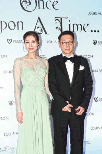 打扮華麗優雅的李嘉欣笑言不敢亦不會與老公許晉亨以情侶裝示人,因為會毛管戙。(攝影:孫華中)琦琦單拖赴會,穿Deep V的她大曬事業線。(攝影:孫華中)薛芷倫和女兒馬桂珩齊齊穿長裙亮相,一黃一紅好搶眼!(攝影:孫華中) 打扮華麗優雅的李嘉欣笑言不敢亦不會與老公許晉亨以情侶裝示人,因為會毛管戙。(攝影:孫華中)琦琦單拖赴會,穿Deep V的她大曬事業線。(攝影:孫華中)薛芷倫和女兒馬桂珩齊齊穿長裙亮相,一黃一紅好搶眼!(攝影:孫華中)
