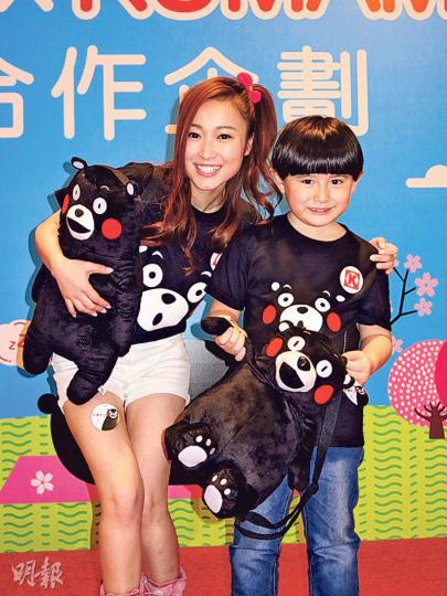 黃美棋抱實KUMAMON,開心跟小朋友合照。(攝影/記者﹕孫慧莊) 黃美棋抱實KUMAMON,開心跟小朋友合照。(攝影/記者﹕孫慧莊)