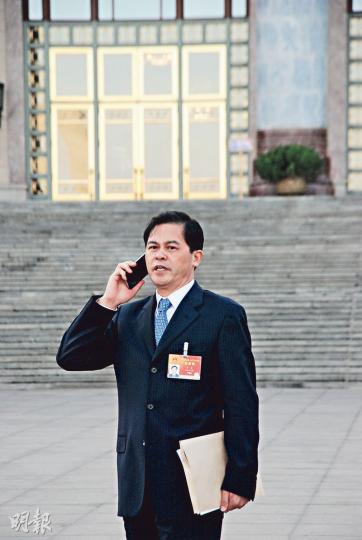 陳豪在會堂東門外焦急等待秘書來接,其間電話講不停。(明報記者攝) 陳豪在會堂東門外焦急等待秘書來接,其間電話講不停。(明報記者攝)