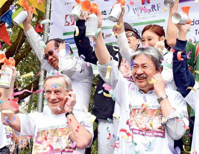 財政司長曾俊華(右)昨出席善寧會「登山善行2015年」活動後未發表評論,但他早前接受馬會刊物訪問時,忠告年輕人做決定前要想想對自己、身邊人及社會有何影響。(陳淑安攝) 財政司長曾俊華(右)昨出席善寧會「登山善行2015年」活動後未發表評論,但他早前接受馬會刊物訪問時,忠告年輕人做決定前要想想對自己、身邊人及社會有何影響。(陳淑安攝)