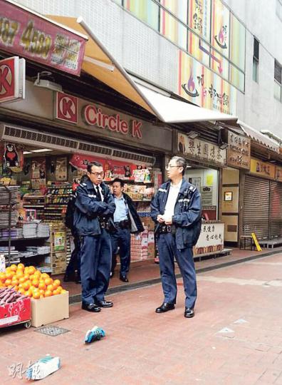 青年從天台躍下,壓毁便利店簷篷再着地,現場遺下一雙鞋。 (衛永康攝)被跳樓男子砸斷腳的韋先生估計需休養半年才能工作,家庭經濟陷困,希望外界援手。(伍浦鋒攝) 青年從天台躍下,壓毁便利店簷篷再着地,現場遺下一雙鞋。 (衛永康攝)被跳樓男子砸斷腳的韋先生估計需休養半年才能工作,家庭經濟陷困,希望外界援手。(伍浦鋒攝)