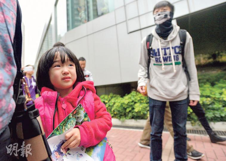 多名戴口罩的反水貨客示威者,在屯門西鐵站外指罵內地客,有拖篋母女被罵後,母親即說「我們是香港人」, 更應示威者要求打開行李箱,內有數本簡體課本,年約四五歲的女兒(左)受驚大哭。(鄧宗弘攝)昨日由網民發起的「遊覽上水」行動,於傍晚轉場至「遊覽屯門」,有年輕示威者(左)向內地客「起飛腿」,意圖踢開他手持的奶粉貨物。(余俊亮攝)屯門部分示威者見疑似內地客便滋擾,一名自稱港人男子(中)受牽連,被眾人拉扯其物品及手推車,最後遭推撞倒地,他說只是到公園玩音樂。(余俊亮攝)警方在屯門的示威活動中一度出動警犬協 多名戴口罩的反水貨客示威者,在屯門西鐵站外指罵內地客,有拖篋母女被罵後,母親即說「我們是香港人」, 更應示威者要求打開行李箱,內有數本簡體課本,年約四五歲的女兒(左)受驚大哭。(鄧宗弘攝)昨日由網民發起的「遊覽上水」行動,於傍晚轉場至「遊覽屯門」,有年輕示威者(左)向內地客「起飛腿」,意圖踢開他手持的奶粉貨物。(余俊亮攝)屯門部分示威者見疑似內地客便滋擾,一名自稱港人男子(中)受牽連,被眾人拉扯其物品及手推車,最後遭推撞倒地,他說只是到公園玩音樂。(余俊亮攝)警方在屯門的示威活動中一度出動警犬協